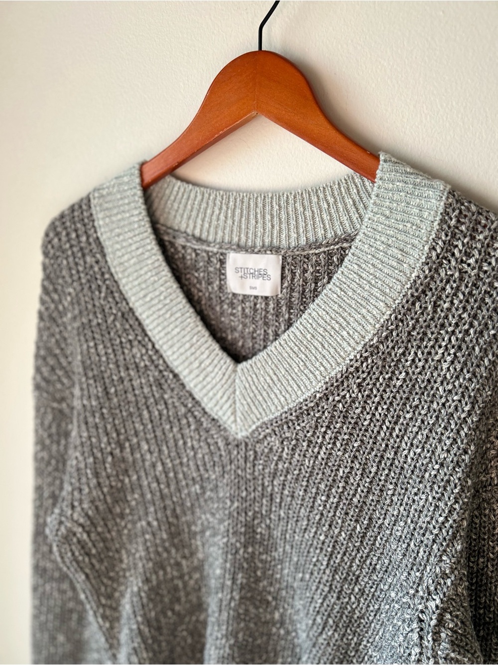 STITCHES + STRIPES V-Neck Cropped Knit Sweater Gray Size S NWT Chunky Soft - Picture 4 of 9